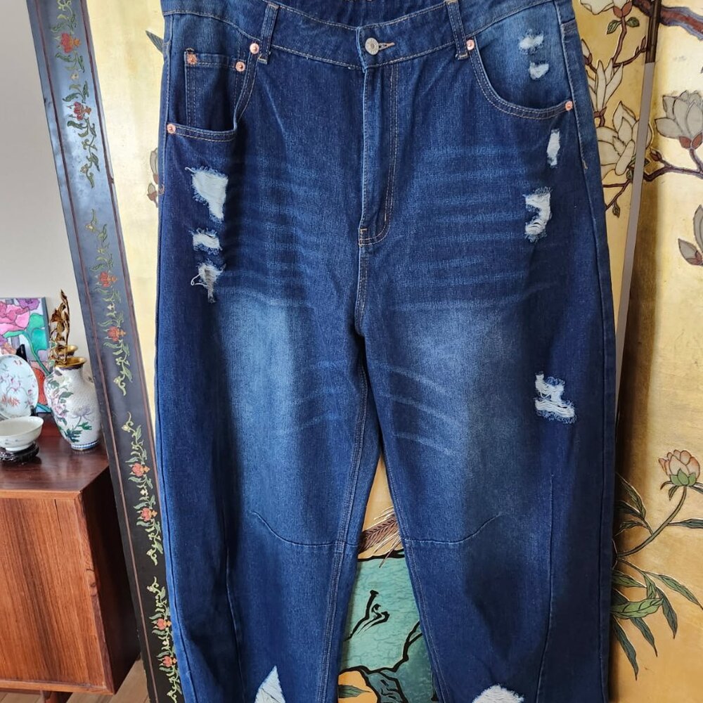 Distressed barrel jean